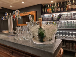 Bar brasserie en service continu  