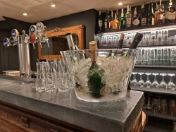 Bar brasserie en service continu  