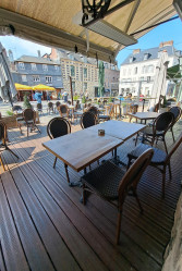 Cadre élégant pour un repas en amoureux